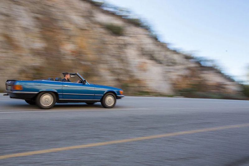 The Mercedes-Benz 350SL profile view.