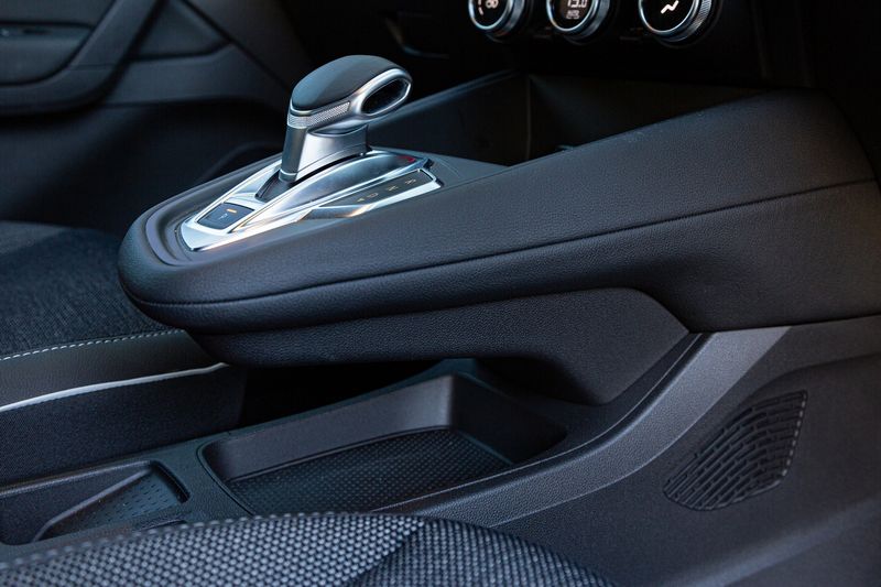 Renault Captur floating gear lever