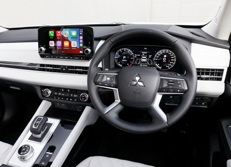 Mitsubishi Outlander  interior
