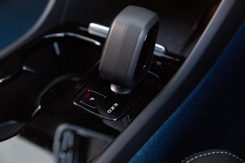 Volvo C40 P8 Recharge Twin AWD Ultimate transmission lever.