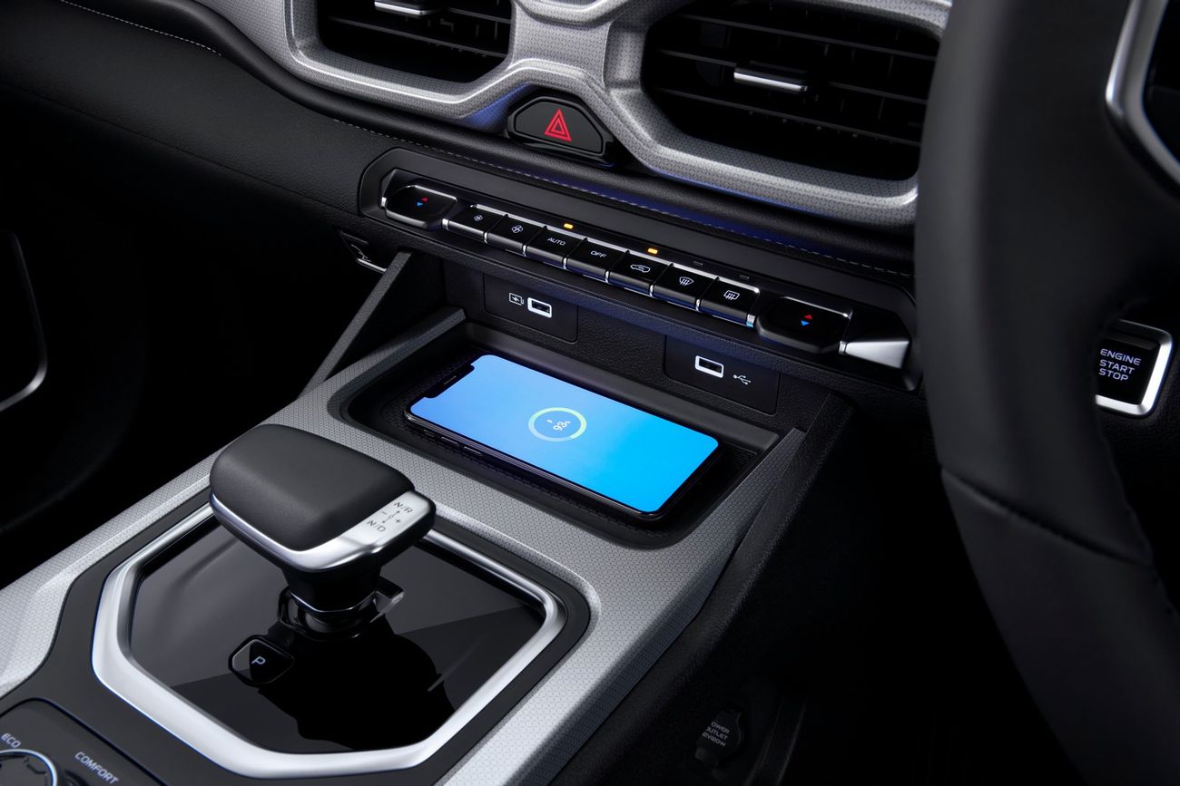 Modern vehicle cockpit with connected automotive technology
