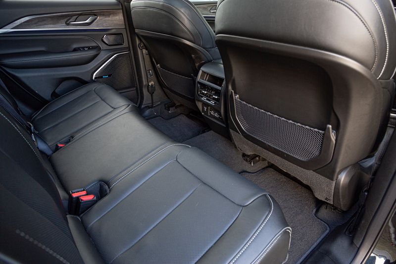 Jeep Grand Cherokee 3.6 4x4 Overland offers plenty of rear legroom.