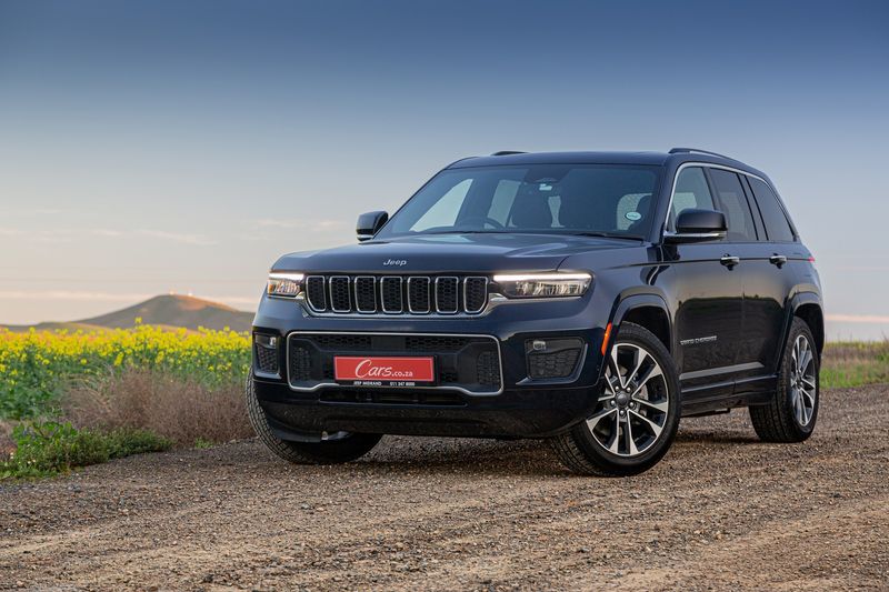 Jeep Grand Cherokee 3.6 4x4 Overland front three-quarter view.