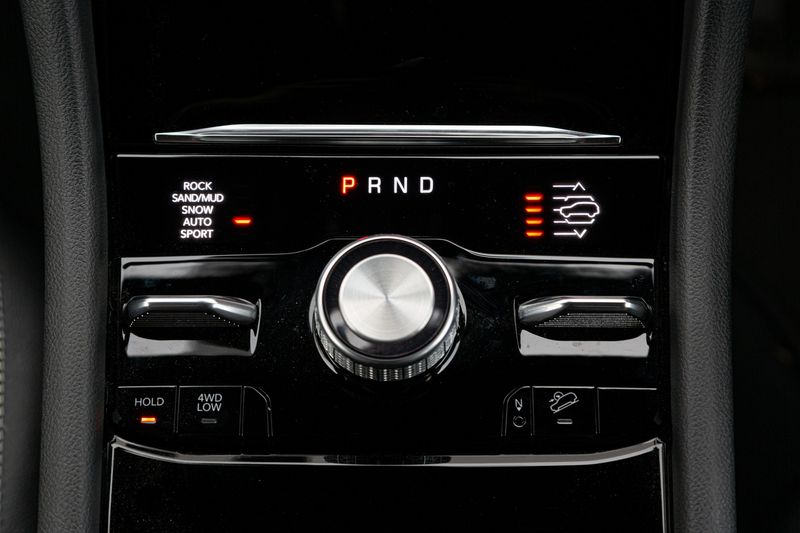 Jeep Grand Cherokee 3.6 4x4 Overland has an 8-speed automatic transmission.
