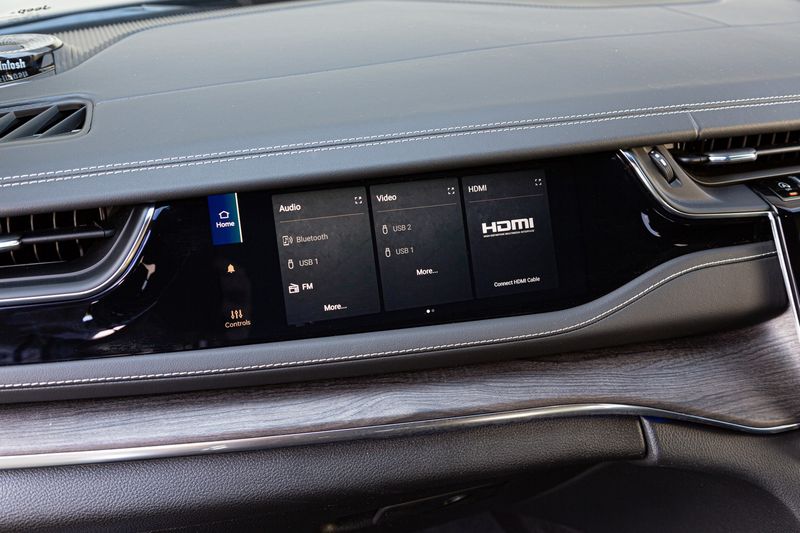 Secondary front touchscreen of the Jeep Grand Cherokee 3.6 4x4 Overland.