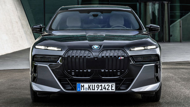 BMW M760e xDrive PHEV (2023) Price & Specs
