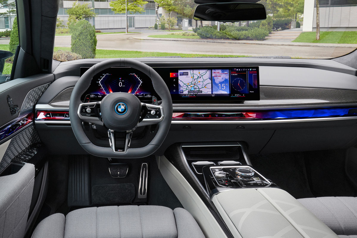 BMW M760e xDrive PHEV (2023) Price & Specs