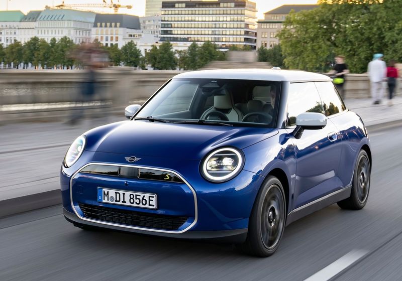 new Mini Cooper SE 2024