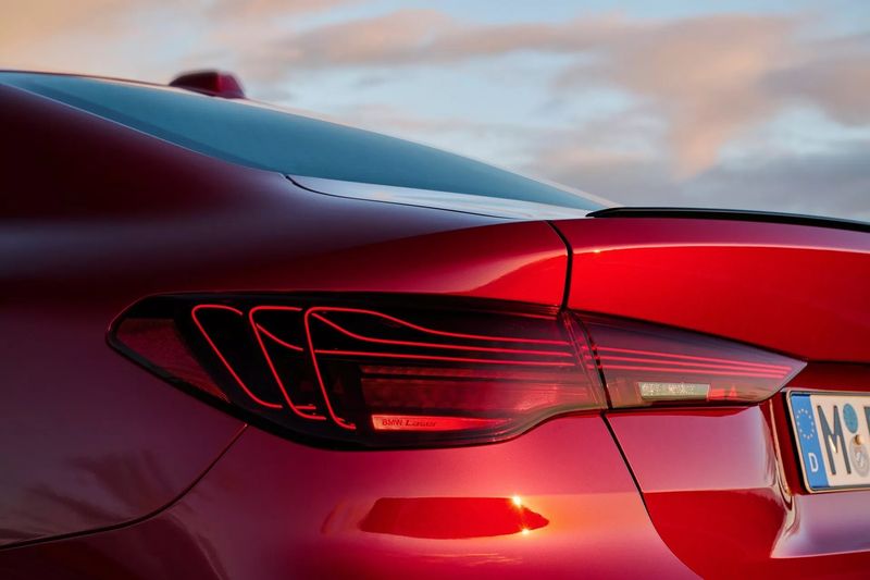 2025 BMW 4 Series light