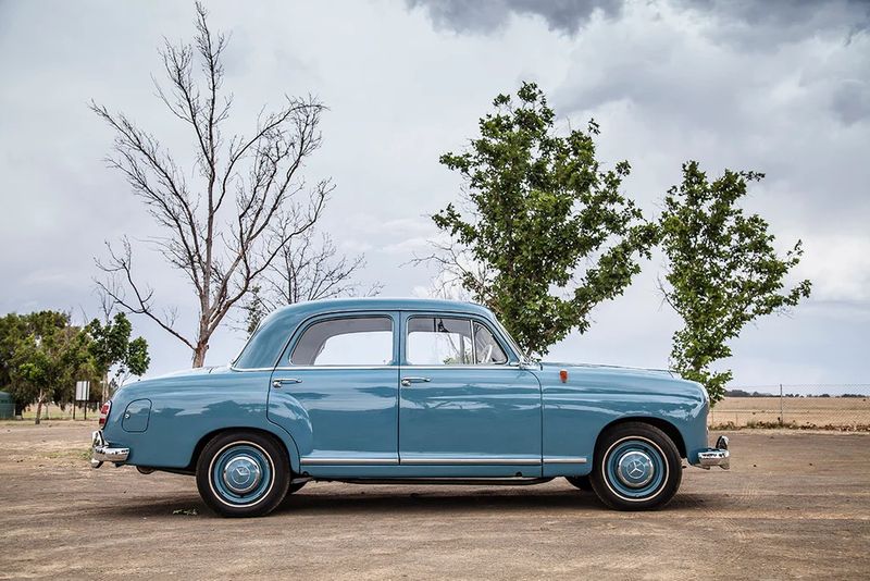 Mercedes-Benz Ponton profile view