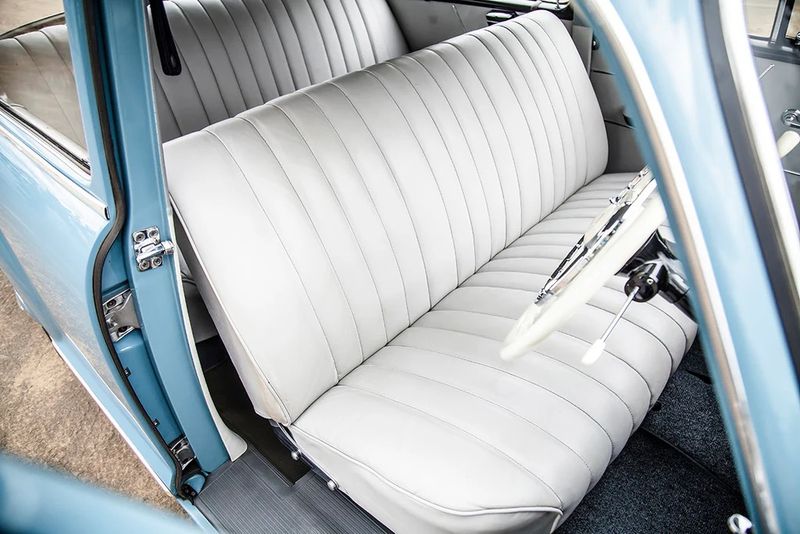 Mercedes-Benz Ponton front bench