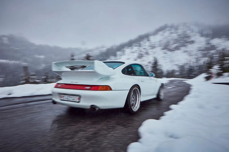 Porsche 911 (993) GT2 rear three-quarter view