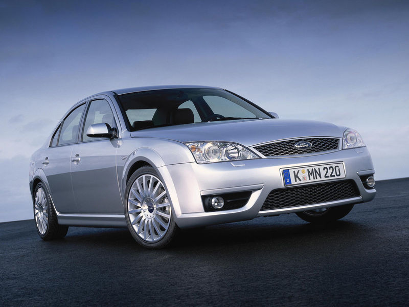 Ford Mondeo ST220 sports sedan front three-quarter view.