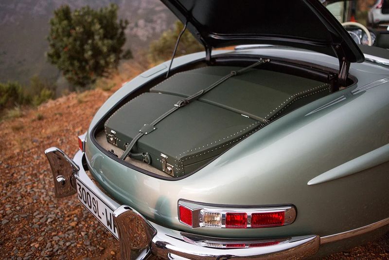 Mercedes-Benz 300SL Roadster boot