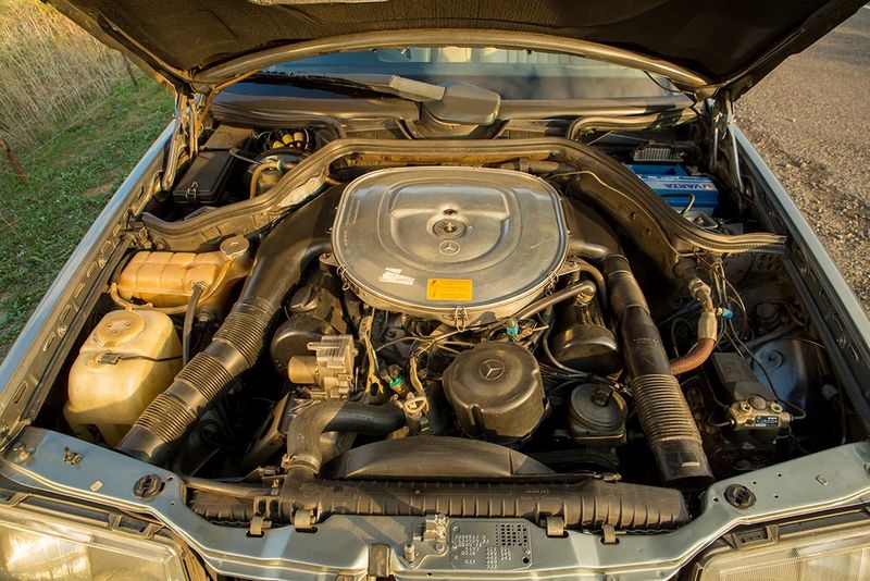 Mercedes-Benz 560CE engine bay