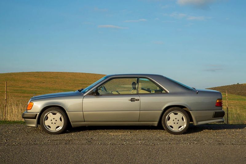 Mercedes-Benz 560CE profile view