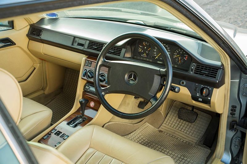 Mercedes-Benz 560CE cabin