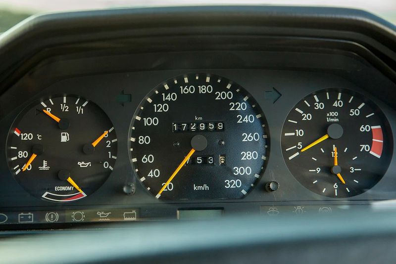 Mercedes-Benz 560CE instrument cluster