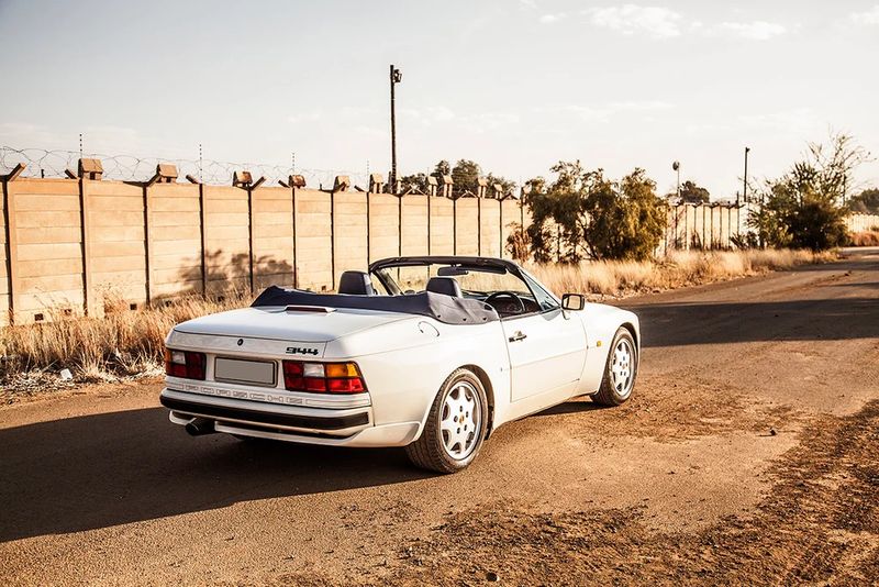 Porsche 944 Cabriolet right three-quarter view