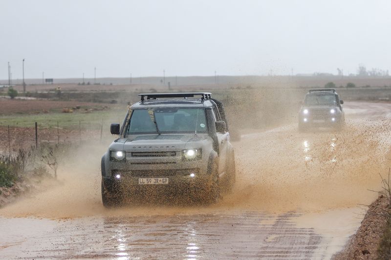 Land Rover Defender Outbound mud