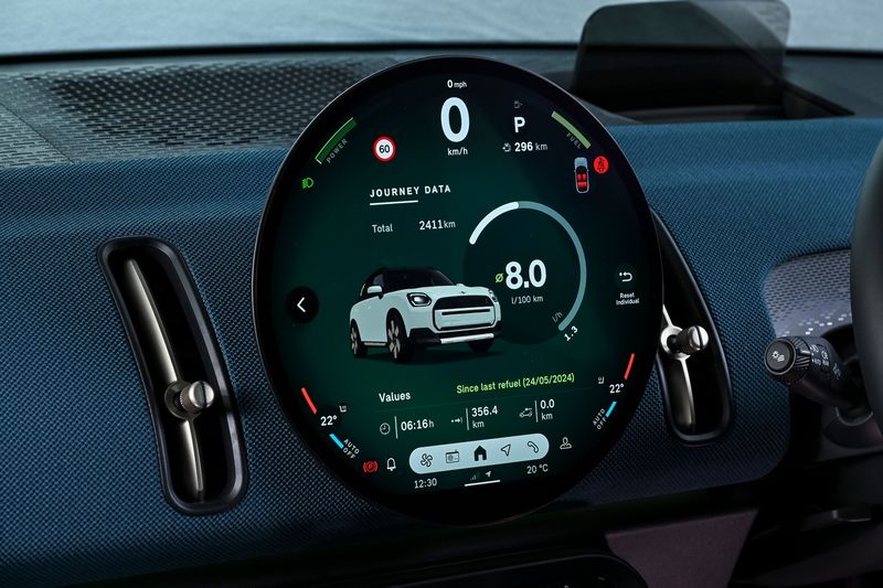 Mini-Countryman-2025-big screen