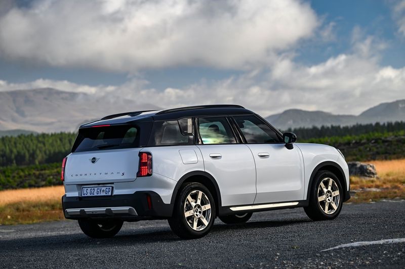 Mini-Countryman-2025-side rear