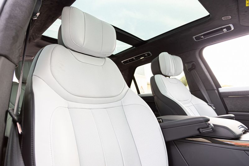 Range Rover Sport D350 Autobiography – front seats