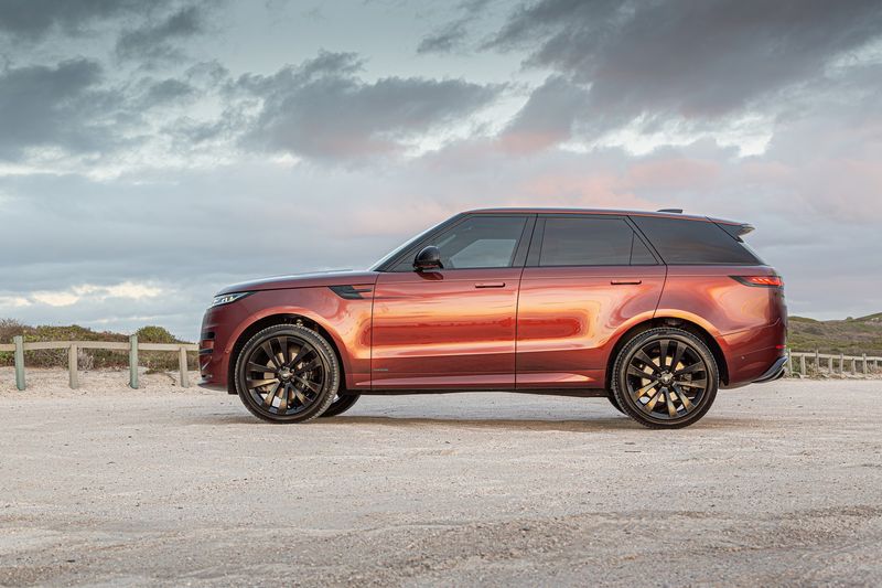 Range Rover Sport D350 Autobiography – profile view