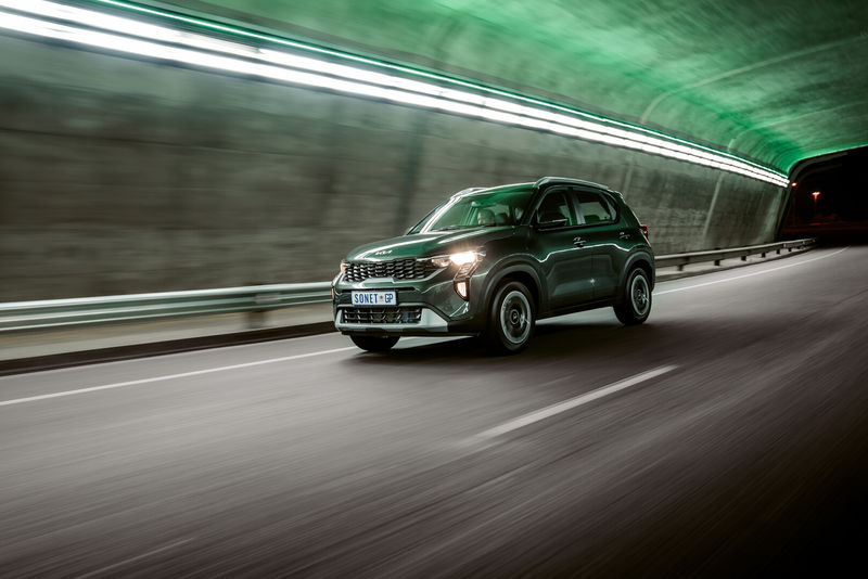 Facelifted Kia Sonet driving