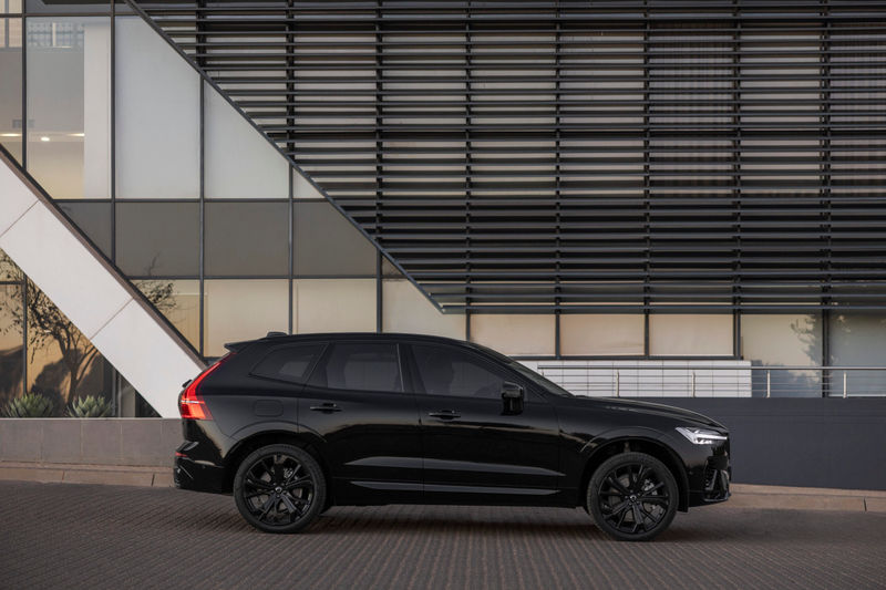 Volvo XC60 Black Edition profile view