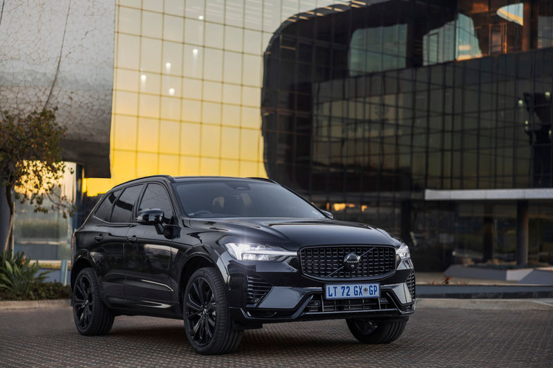 Volvo XC60 Black Edition front three-quarter view