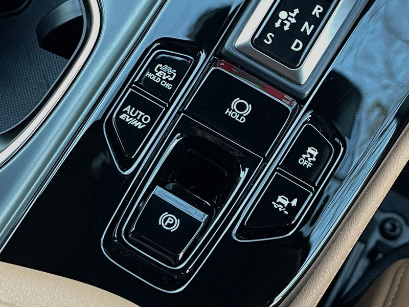 Lexus NX 450h+ F Sport centre console