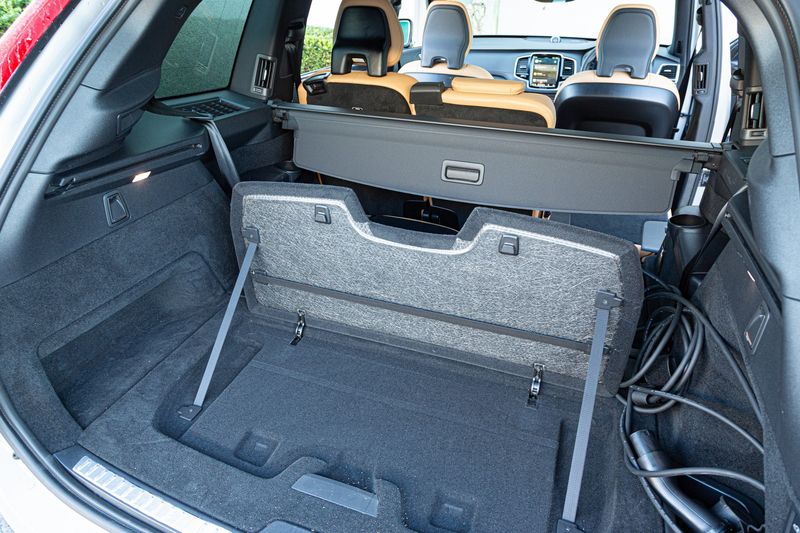 2024 Volvo CX90 PHEV shopping-bag holder