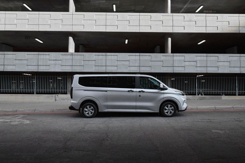 Ford Tourneo profile view