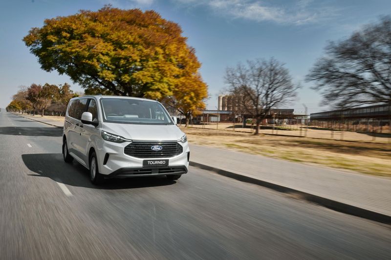 Ford Tourneo tracking shot