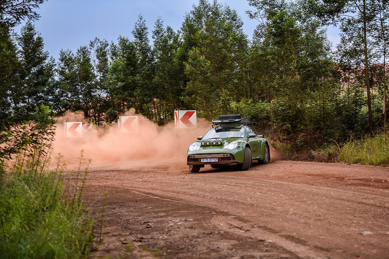 Porsche 911 "Safari" getting sideways