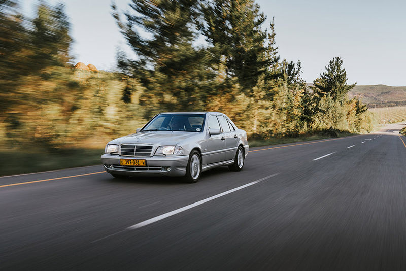 W202-series Mercedes-Benz C43 AMG front three-quarter view