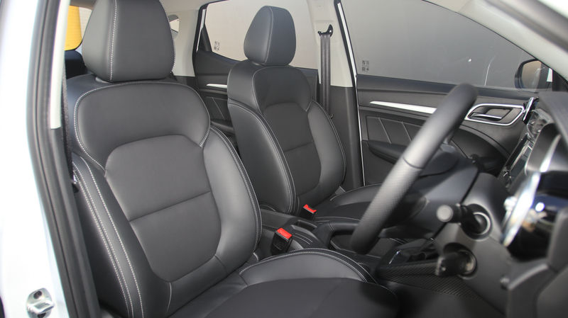 MG ZS front seats