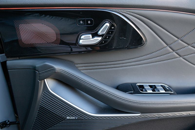2025 Omoda C9 door panel