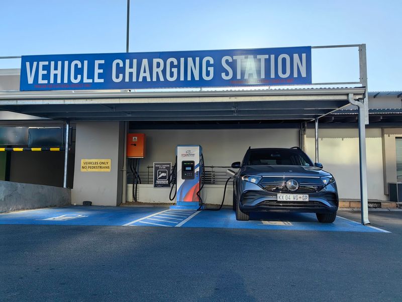 Mercedes-Benz EQB charging