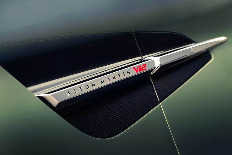 Aston Martin Vanquish Volante V12