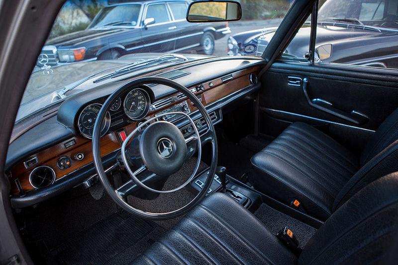 Mercedes-Benz 280 SEL 4.5 interior