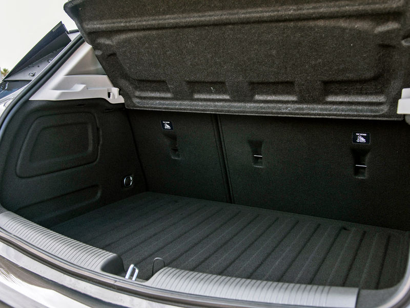 Opel Astra K luggage compartment