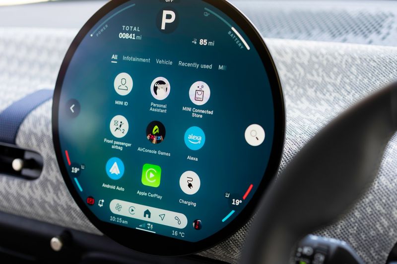 Mini Cooper SE infotainment