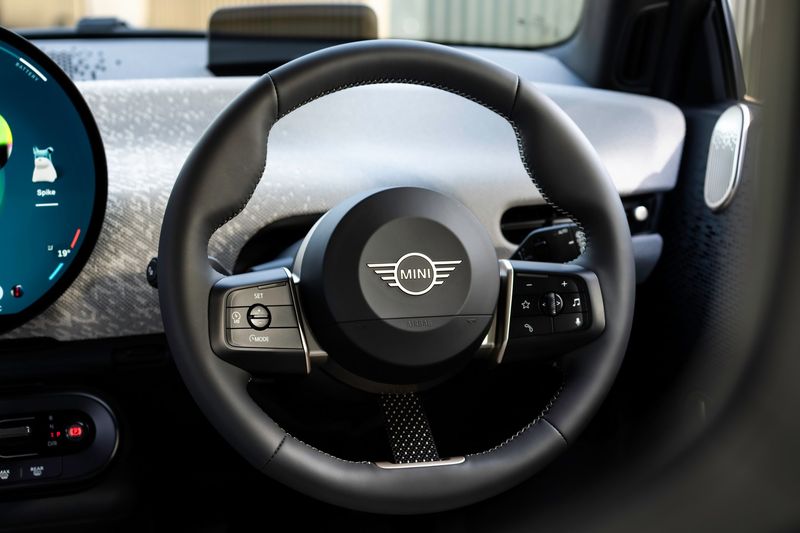 Mini Cooper SE steering