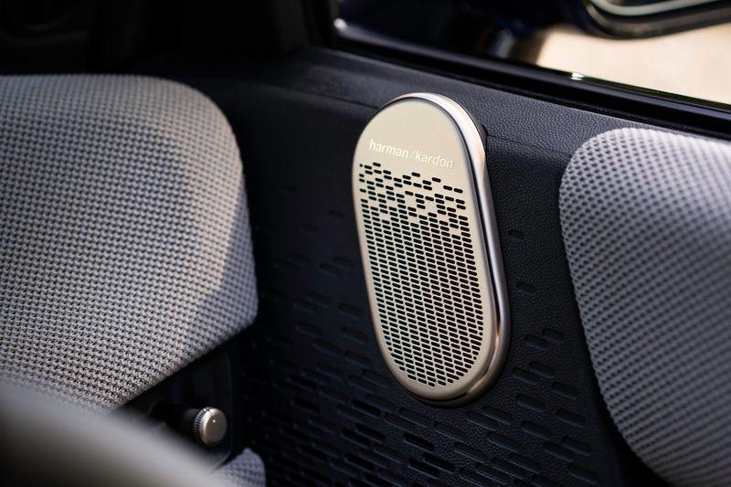 Mini Cooper SE audio