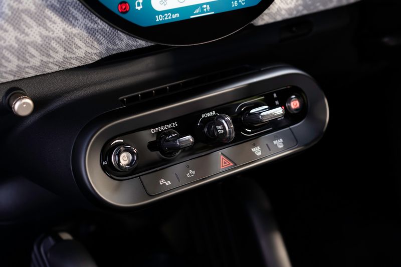 Mini Cooper SE buttons