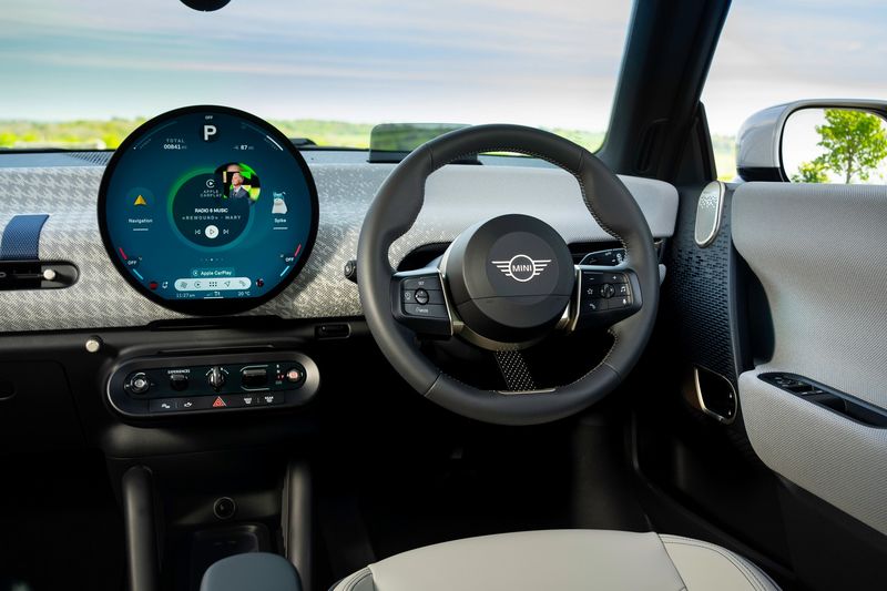 Mini Cooper SE interior