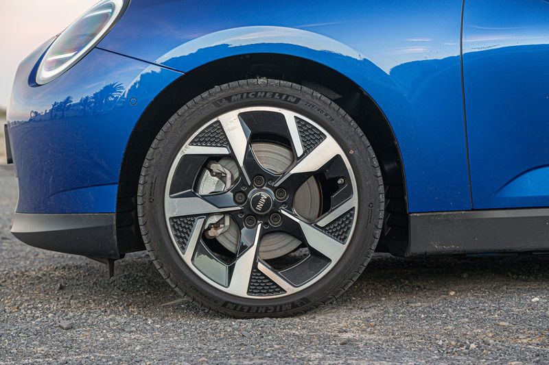 Mini Cooper SE wheel