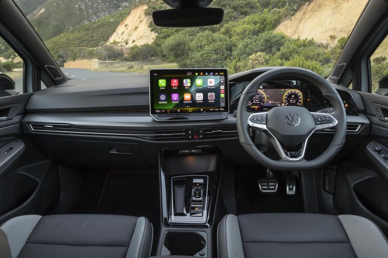 Volkswagen Golf 8.5 1.4TSI interior